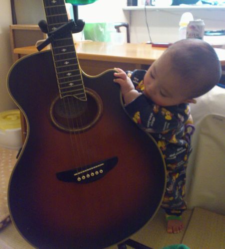 赤ちゃんとギター
