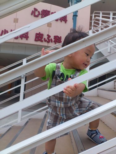 階段を上る1歳児