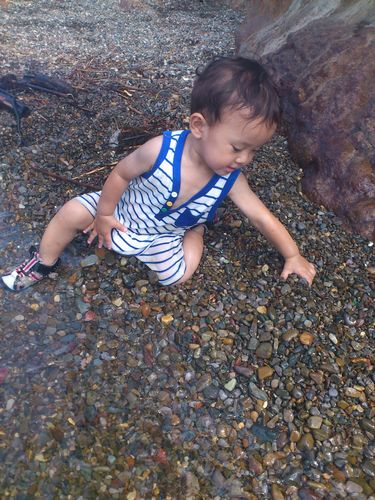 1歳児と海の波