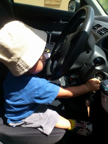 1歳児が車の運転