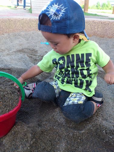 1歳児の砂遊び