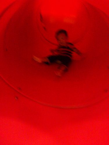 １歳児のトンネル滑り台