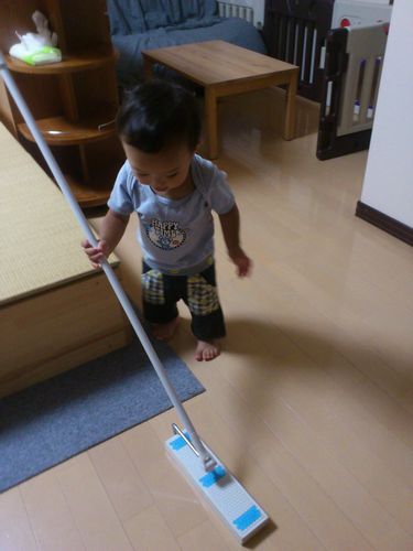 1歳児の掃除