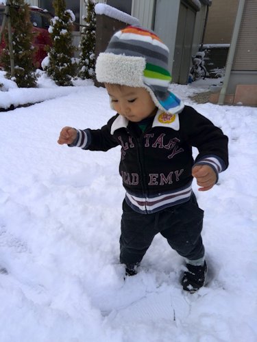 1歳児の雪遊び